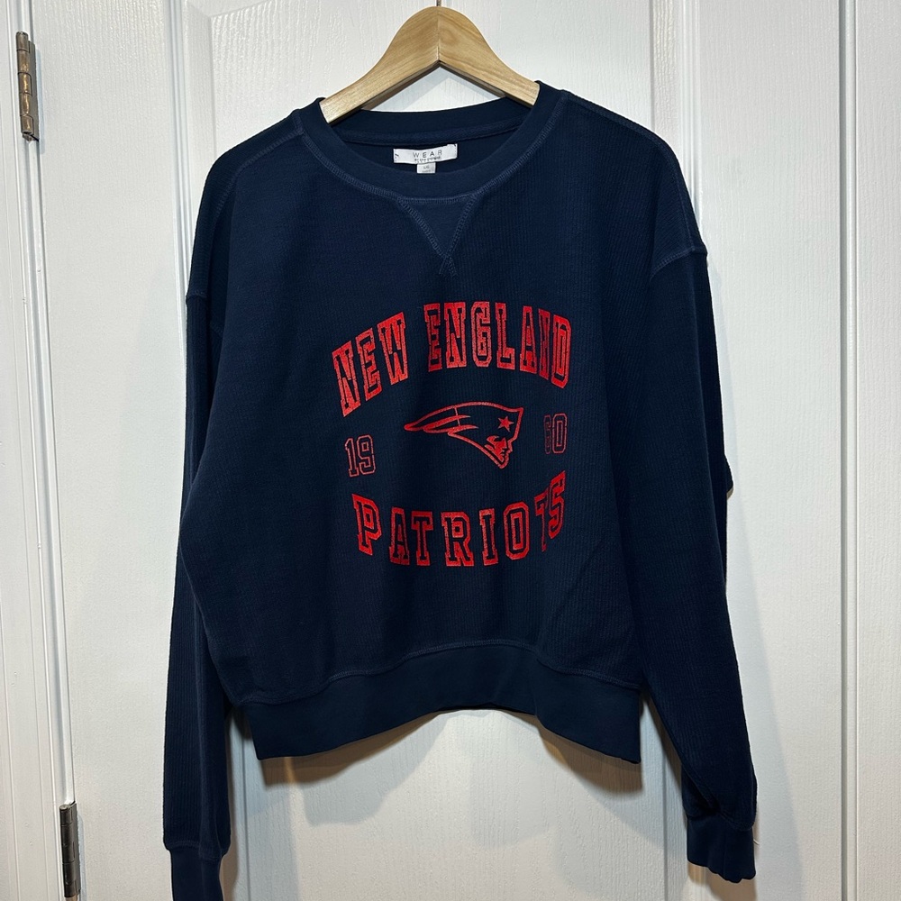 New England Patriots WEAR by Erin Andrew’s Women’s Crop Pullover Sweater - Picture 5 of 10